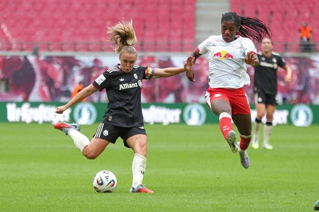 1. Bundesliga Frauen: RB Leipzig vs. FC Bayern München, 14.09.25 Kapitänin Georgia Stanway (31, Bayern München) holt zum Schuss aus, Delice Boboy (17, RB Leipzig) springt dazwischen. Fußball, Google Pixel Frauen-Bundesliga, Saison 2025 2026, 2. Spieltag: RB Leipzig vs. FC Bayern München am 14.09.25, Red Bull Arena, Leipzig. DFB REGULATIONS PROHIBIT ANY USE OF PHOTOGRAPHS AS IMAGE SEQUENCES AND OR QUASI-VIDEO. Copyright: xBEAUTIFULxSPORTS JanxKaeferx