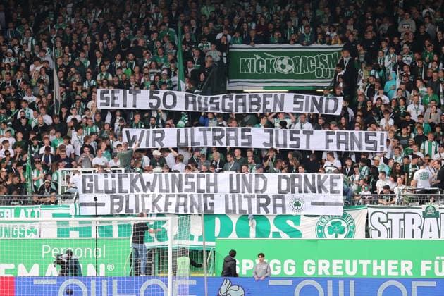 14.09.2025, xmohx, Fussball 2.Bundesliga, SpVgg Greuther Fuerth - 1.FC Kaiserslautern v.l. Fans, Schals, Stimmung, Trikots, Ultras, Zuschauer, Besucher, Spruchband (DFL DFB REGULATIONS PROHIBIT ANY USE OF PHOTOGRAPHS as IMAGE SEQUENCES and or QUASI-VIDEO) Fuerth