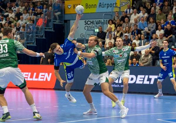 Max Darj (Fuechse Berlin, 05), versucht Kristian Horzen (VfL Gummersbach, 27) am Wurf zu hindern. Handball Daikin HBL Handball Bundesliga, VfL Gummersbach - Füchse Berlin, 4, Spieltag, 14.09.2025 Copyright: HMBxMedia xMarcoxBader