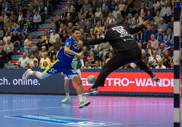 Julian Koester (Köster, VfL Gummersbach, 7) mit einem Wurf auf das Tor von Dejan Milosavljev (Fuechse Berlin, 96), Handball Daikin HBL Handball Bundesliga, VfL Gummersbach - Füchse Berlin, 4, Spieltag, 14.09.2025 Copyright: HMBxMedia xMarcoxBader