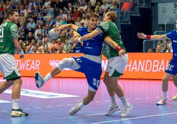 Zweikampf zwischen: Max Darj (Fuechse Berlin, 05), und Julian Koester (Köster, VfL Gummersbach, 7) Handball Daikin HBL Handball Bundesliga, VfL Gummersbach - Füchse Berlin, 4, Spieltag, 14.09.2025 Copyright: HMBxMedia xMarcoxBader