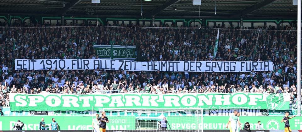 14.09.2025 - Fussball - Saison 2025 2026 - 2. Fussball - Bundesliga - 05. Spieltag: SpVgg Greuther Fürth ( Kleeblatt ) - 1. FC Kaiserslauten FCK ( Rote Teufel ) - Sportfoto Zink - xwoxzix - DFL regulations prohibit any use of photographs as image sequences and or quasi-video - only for editorial use - Greutherfürthfans Fans Fanblock Kleeblattfans - Spruchband Banner
