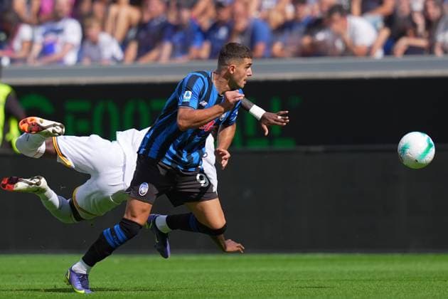 AtalantaÕs Nikola Krstovic fights for the ball LecceÕs Kialonda Gaspar with zleduring the Serie A soccer match between Atalanta and Lecce at the New Balance Stadium in Bergamo , north Italy - Sunday, September 14 , 2025. - Soccer .  Copyright: xSpada LaPressex