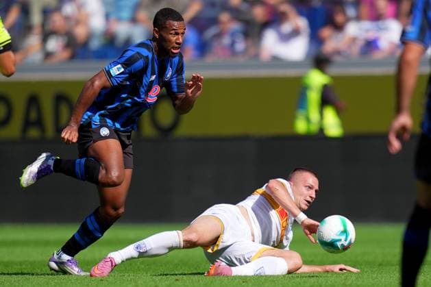 Atalanta s Isak Hien fights for the ballLecceÕs Nikola Krstovic during the Serie A soccer match between Atalanta and Lecce at the New Balance Stadium in Bergamo , north Italy - Sunday, September 14 , 2025. - Soccer .  Copyright: xSpada LaPressex