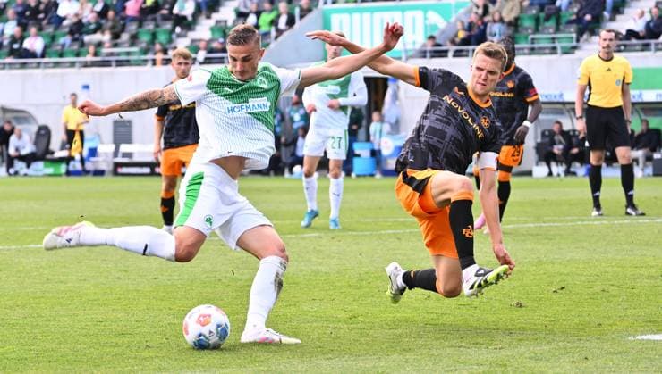 14.09.2025 - Fussball - Saison 2025 2026 - 2. Fussball - Bundesliga - 05. Spieltag: SpVgg Greuther Fürth ( Kleeblatt ) - 1. FC Kaiserslauten FCK ( Rote Teufel ) - Sportfoto Zink - xwoxzix - DFL regulations prohibit any use of photographs as image sequences and or quasi-video - only for editorial use - Philipp Ziereis (4, SpVgg Greuther Fürth ) Fabian Kunze (6, 1. FC Kaiserslautern FCK )