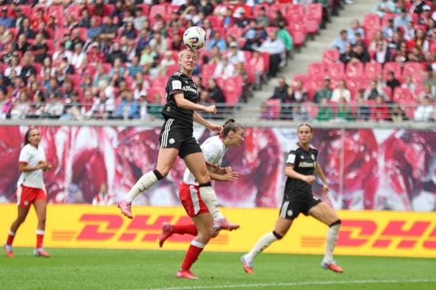 1. Bundesliga Frauen: RB Leipzig vs. FC Bayern München, 14.09.25 Lea Schüller (11, Bayern München) mit einem Kopfball. Fußball, Google Pixel Frauen-Bundesliga, Saison 2025 2026, 2. Spieltag: RB Leipzig vs. FC Bayern München am 14.09.25, Red Bull Arena, Leipzig. DFB REGULATIONS PROHIBIT ANY USE OF PHOTOGRAPHS AS IMAGE SEQUENCES AND OR QUASI-VIDEO. Copyright: xBEAUTIFULxSPORTS JanxKaeferx