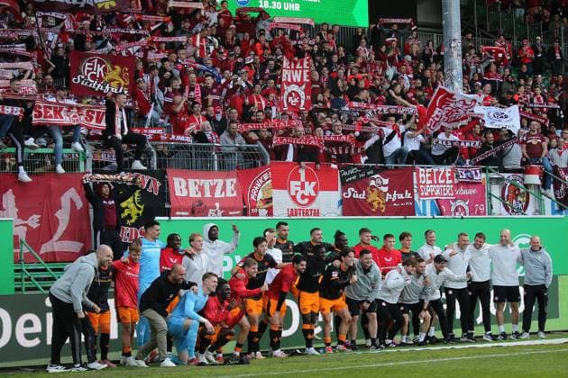 14.09.2025, xmohx, Fussball 2.Bundesliga, SpVgg Greuther Fuerth - 1.FC Kaiserslautern v.l. Jubel, Freude über den Sieg (DFL DFB REGULATIONS PROHIBIT ANY USE OF PHOTOGRAPHS as IMAGE SEQUENCES and or QUASI-VIDEO) Fuerth