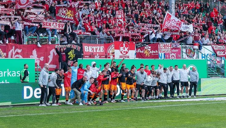 Die Mannschaft des FCK jubelt mit ihren Fans ueber den 0:3-Auwaertssieg, SpVgg Greuther Fuerth vs. 1. FC Kaiserslautern, DFL, 2. Bundesliga, Saison 2025 2026, Sportpark Ronhof Thomas Sommer, Hinrunde, 5. Spieltag, 14.09.2025 DFB regulations prohibit any use of photographs as image sequences and or quasi-video Fuerth Bayern Deutschland