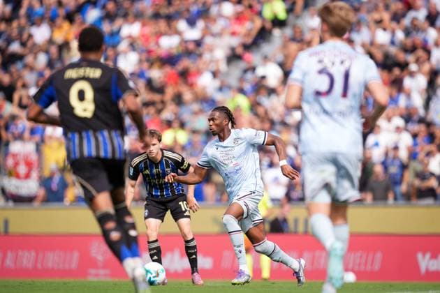 Udinese s Kingsley Ehizibue fights for the ball with PisaÕs Matteo Tramoni during the Serie A soccer match between Pisa and Udinese at the Arena Garibaldi Romeo Anconetani Stadium in Pisa, north Italy - Sunday, September 14, 2025 -  Copyright: xMassimoxPaolone LaPressex