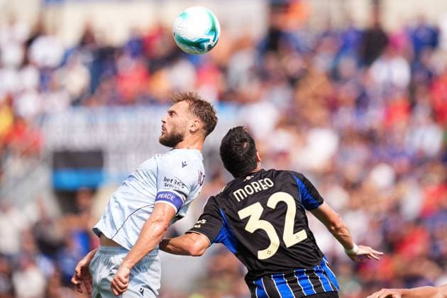 PisaÕs Stefano Moreo fights for the ball with Udinese s Jesper Karlstrom during the Serie A soccer match between Pisa and Udinese at the Arena Garibaldi Romeo Anconetani Stadium in Pisa, north Italy - Sunday, September 14, 2025 -  Copyright: xMassimoxPaolone LaPressex
