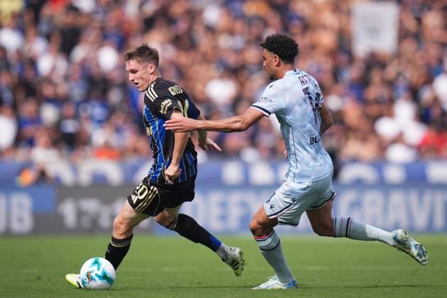 PisaÕs Michel Aebischer fights for the ball with Udinese s Arthur Atta during the Serie A soccer match between Pisa and Udinese at the Arena Garibaldi Romeo Anconetani Stadium in Pisa, north Italy - Sunday, September 14, 2025 -  Copyright: xMassimoxPaolone LaPressex