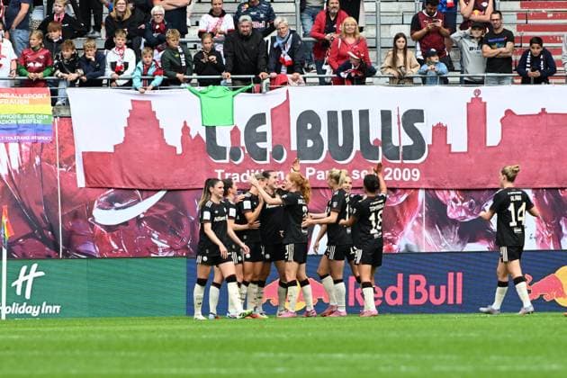 RECORD DATE NOT STATED Sarah Zadrazil (25; FC Bayern Frauen 1), Vanessa Gilles (2; FC Bayern Frauen 1), Katharina Naschenweng (19; FC Bayern Frauen 1) und Stine Ballisager (3; FC Bayern Frauen 1) feiern gemeinsam auf dem Spielfeld GPFPL RB Leipzig gegen FC Bayern 14.09.2025 Copyright: xJoshuaxHildebrandtx