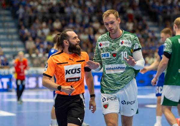 Mathias Gidsel (Fuechse Berlin, 19), diskutiert mit dem Schiedsrichter Marcus Hurst Handball Daikin HBL Handball Bundesliga, VfL Gummersbach - Füchse Berlin, 4, Spieltag, 14.09.2025 Copyright: HMBxMedia xMarcoxBader
