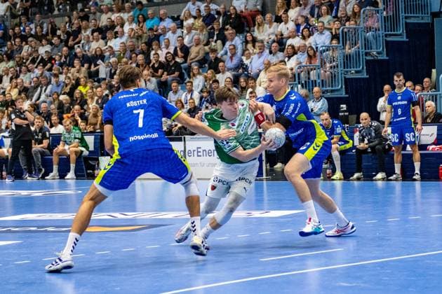 Daikin Handball Bundesliga, VfL Gummersbach - Füchse Berlin 14.09.2025 Julian Köster (VfL Gummersbach, 7), Nils Lichtlein (Füchse Berlin, 17), Ellidi Vidarsson (VfL Gummersbach, 4),; Daikin Handball Bundesliga, VfL Gummersbach - Füchse Berlin 14.09.2025 Copyright: xBEAUTIFULxSPORTS Erlhofx