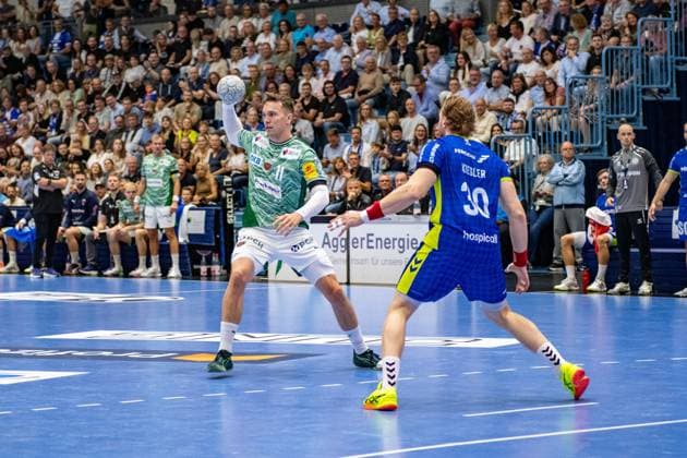 Daikin Handball Bundesliga, VfL Gummersbach - Füchse Berlin 14.09.2025 Lasse Bredekjær Andersson (Füchse Berlin, 11), Tom Kiesler (VfL Gummersbach, 30),; Daikin Handball Bundesliga, VfL Gummersbach - Füchse Berlin 14.09.2025 Copyright: xBEAUTIFULxSPORTS Erlhofx