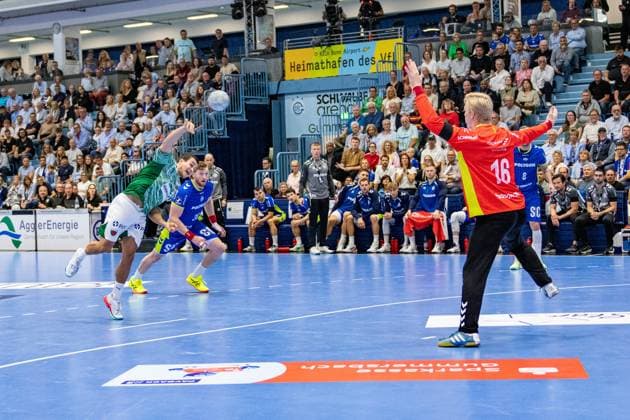 Daikin Handball Bundesliga, VfL Gummersbach - Füchse Berlin 14.09.2025 Tim Freihöfer (Füchse Berlin, 20), beim Siebenmeter gegen Bertram Obling (VfL Gummersbach, 16),; Daikin Handball Bundesliga, VfL Gummersbach - Füchse Berlin 14.09.2025 Copyright: xBEAUTIFULxSPORTS Erlhofx