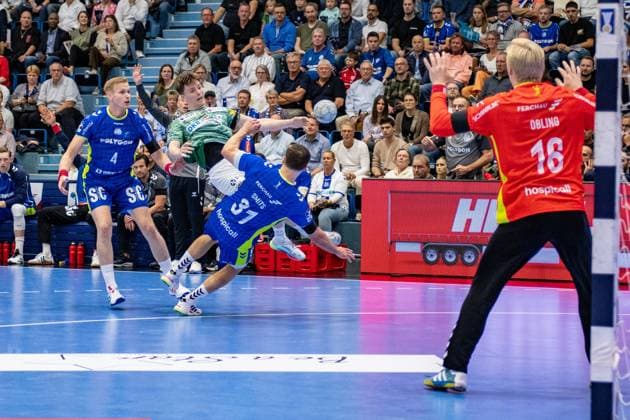 Daikin Handball Bundesliga, VfL Gummersbach - Füchse Berlin 14.09.2025 Ellidi Vidarsson (VfL Gummersbach, 4), Kay Smits (VfL Gummersbach, 31), Bertram Obling (VfL Gummersbach, 16),; Daikin Handball Bundesliga, VfL Gummersbach - Füchse Berlin 14.09.2025 Copyright: xBEAUTIFULxSPORTS Erlhofx