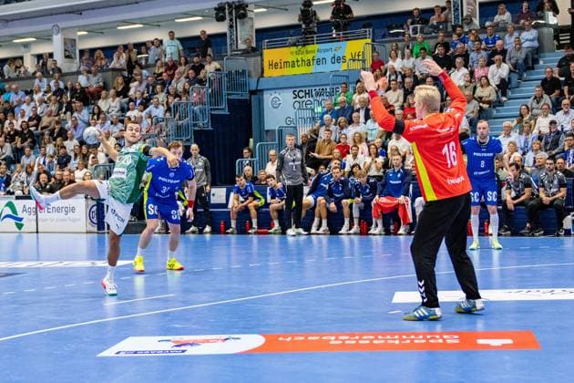 Daikin Handball Bundesliga, VfL Gummersbach - Füchse Berlin 14.09.2025 Tim Freihöfer (Füchse Berlin, 20), beim Siebenmeter gegen Bertram Obling (VfL Gummersbach, 16),; Daikin Handball Bundesliga, VfL Gummersbach - Füchse Berlin 14.09.2025 Copyright: xBEAUTIFULxSPORTS Erlhofx