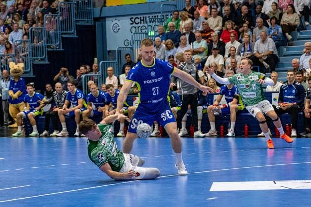 Daikin Handball Bundesliga, VfL Gummersbach - Füchse Berlin 14.09.2025 Kristjan Horžen (VfL Gummersbach, 27),Tobias Grøndahl (Füchse Berlin, 15),; Daikin Handball Bundesliga, VfL Gummersbach - Füchse Berlin 14.09.2025 Copyright: xBEAUTIFULxSPORTS Erlhofx