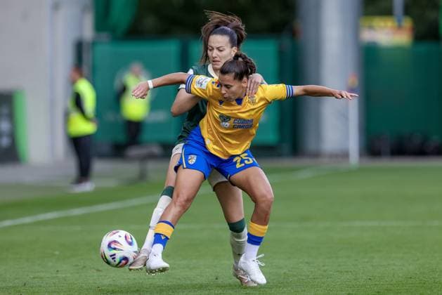v.li.: Joelle Wedemeyer (VfL Wolfsburg, 24) und Noemi Gentile (FC Carl Zeiss Jena, 25) im Zweikampf, Duell, Dynamik, Aktion, Action, Spielszene, DIE DFB-RICHTLINIEN UNTERSAGEN JEGLICHE NUTZUNG VON FOTOS ALS SEQUENZBILDER UND ODER VIDEOÄHNLICHE FOTOSTRECKEN. DFB REGULATIONS PROHIBIT ANY USE OF PHOTOGRAPHS AS IMAGE SEQUENCES AND OR QUASI-VIDEO., 14.09.2025, Wolfsburg (Deutschland), Fussball, Google Pixel Frauen-Bundesliga, VfL Wolfsburg - FC Carl Zeiss Jena
