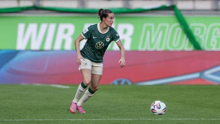 Caitlin Dijkstra (VfL Wolfsburg, 3) am Ball, Freisteller, Einzelbild, Ganzkörper, Aktion, Action, Spielszene, DIE DFB-RICHTLINIEN UNTERSAGEN JEGLICHE NUTZUNG VON FOTOS ALS SEQUENZBILDER UND ODER VIDEOÄHNLICHE FOTOSTRECKEN. DFB REGULATIONS PROHIBIT ANY USE OF PHOTOGRAPHS AS IMAGE SEQUENCES AND OR QUASI-VIDEO., 14.09.2025, Wolfsburg (Deutschland), Fussball, Google Pixel Frauen-Bundesliga, VfL Wolfsburg - FC Carl Zeiss Jena