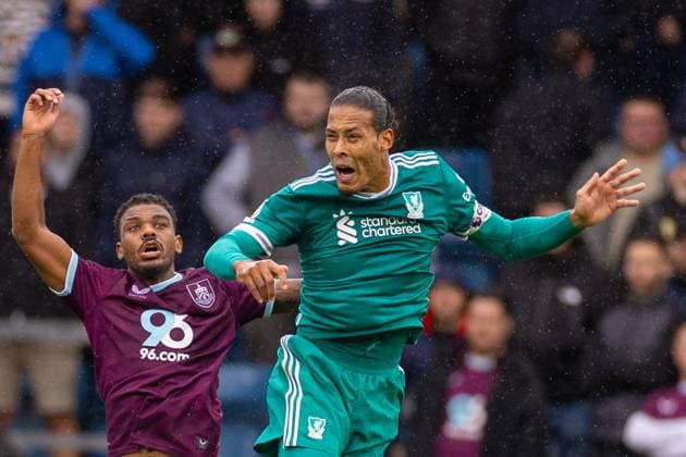Football - FA Premier League - Burnley FC v Liverpool FC BURNLEY, ENGLAND - Sunday, September 14, 2025: Liverpool s captain Virgil van Dijk is challenged by Burnley s Lyle Foster during the FA Premier League match between Burnley FC and Liverpool FC at Turf Moor. (Photo by David Rawcliffe Propaganda)  Copyright: xDavidxRawcliffex P2025-09-14-Burnley_Liverpool-52