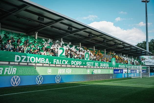 Google Pixel Frauen-Bundesliga: VfL Wolfsburg vs. FC Carl Zeiss Jena, 14.09.25 Choreografie zum 80. Jubiläum; Fußball, Google Pixel Frauen-Bundesliga, 2. Spieltag: VfL Wolfsburg vs.FC Carl Zeiss Jena am 14.09.2025 im AOK-Stadion, Wolfsburg DFB DFL REGULATIONS PROHIBIT ANY USE OF PHOTOGRAPHS AS IMAGE SEQUENCES AND OR QUASI-VIDEO. Copyright: xBEAUTIFULxSPORTS Tonhäuserx