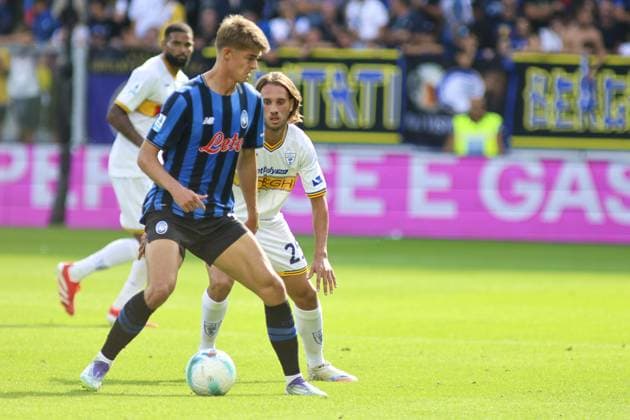 Charles De Ketelaere of Atalanta BC. battle for the ball with Antonino Gallo of US Lecce during Atalanta BC vs US Lecce, 3Â° Serie A Enilive 2025-26 game at New Balance stadium in Bergamo (BG), Italy, on September 14, 2025.  Copyright: xDavidexCasentini IPAxSportx xipa-agency.netx xx IPA_64843638 IPA_Agency_IPA64843638