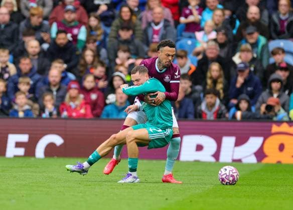 14th September 2025; Turf Moor, Burnley, Lancashire, England; Premier League Football, Burnley versus Liverpool; Florian Wirtz of Liverpool and Quilindschy Hartman of Burnley tussle for the ball  RogerxEvans
