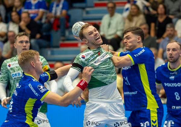 Mathias Gidsel (Fuechse Berlin, 19), wird am Wurf gehindert von Kay Smits (VfL Gummersbach, 31) Handball Daikin HBL Handball Bundesliga, VfL Gummersbach - Füchse Berlin, 4, Spieltag, 14.09.2025 Copyright: HMBxMedia xMarcoxBader