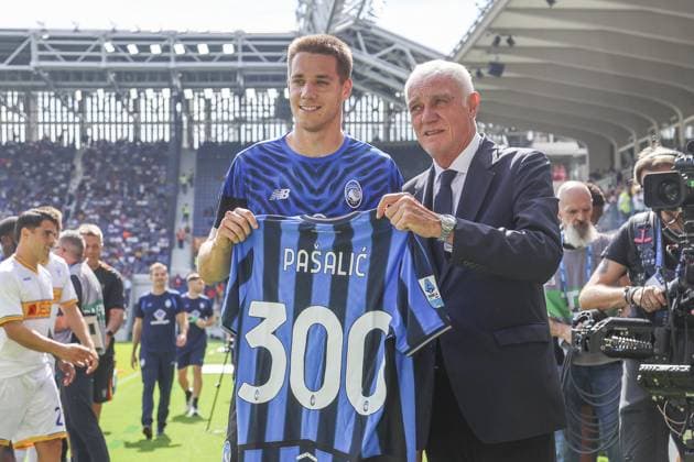 Antonio Percassi Chairman of Atalanta BC give present to Mario Pasalic of Atalanta BC for 300 games with Atalanta before Atalanta BC vs US Lecce, 3Â° Serie A Enilive 2025-26 game at New Balance stadium in Bergamo (BG), Italy, on September 14, 2025.  Copyright: xDavidexCasentini IPAxSportx xipa-agency.netx xx IPA_64843904 IPA_Agency_IPA64843904