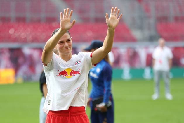 1. Bundesliga Frauen: RB Leipzig vs. FC Bayern München, 14.09.25 Giovanna Hoffmann (7, RB Leipzig) winkt ins Publikum. Fußball, Google Pixel Frauen-Bundesliga, Saison 2025 2026, 2. Spieltag: RB Leipzig vs. FC Bayern München am 14.09.25, Red Bull Arena, Leipzig. DFB REGULATIONS PROHIBIT ANY USE OF PHOTOGRAPHS AS IMAGE SEQUENCES AND OR QUASI-VIDEO. Copyright: xBEAUTIFULxSPORTS JanxKaeferx