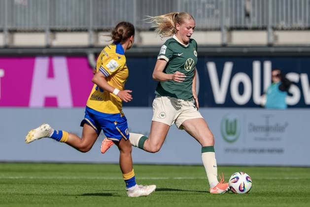 v.li.: Lisa Gora (FC Carl Zeiss Jena, 16) und Camilla Küver (VfL Wolfsburg, 16) im Laufduell, Zweikampf, Duell, Dynamik, Aktion, Action, Spielszene, DIE DFB-RICHTLINIEN UNTERSAGEN JEGLICHE NUTZUNG VON FOTOS ALS SEQUENZBILDER UND ODER VIDEOÄHNLICHE FOTOSTRECKEN. DFB REGULATIONS PROHIBIT ANY USE OF PHOTOGRAPHS AS IMAGE SEQUENCES AND OR QUASI-VIDEO., 14.09.2025, Wolfsburg (Deutschland), Fussball, Google Pixel Frauen-Bundesliga, VfL Wolfsburg - FC Carl Zeiss Jena