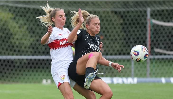 Stuttgart , Fußball 2. Bundesliga , VfB Stuttgart Frauen vs. Viktoria Berlin , von links: Janina Hechler ( VfB ) Nina Ehegötz ( Berlin )