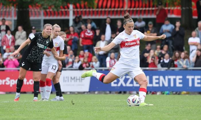 Stuttgart , Fußball 2. Bundesliga , VfB Stuttgart Frauen vs. Viktoria Berlin , Tor zum 2 : 1 , Nicole Billa ( VfB ) verwandelt einen Elfmeter