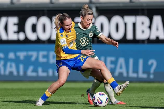 v.li.: Emily Reske (FC Carl Zeiss Jena, 28) und Svenja Huth (VfL Wolfsburg, 10) im Zweikampf, Duell, Dynamik, Aktion, Action, Spielszene, DIE DFB-RICHTLINIEN UNTERSAGEN JEGLICHE NUTZUNG VON FOTOS ALS SEQUENZBILDER UND ODER VIDEOÄHNLICHE FOTOSTRECKEN. DFB REGULATIONS PROHIBIT ANY USE OF PHOTOGRAPHS AS IMAGE SEQUENCES AND OR QUASI-VIDEO., 14.09.2025, Wolfsburg (Deutschland), Fussball, Google Pixel Frauen-Bundesliga, VfL Wolfsburg - FC Carl Zeiss Jena