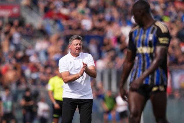 Udinese s head coach Kosta Runjaic shouts instructions to his players during the Serie A soccer match between Pisa and Udinese at the Arena Garibaldi Romeo Anconetani Stadium in Pisa, north Italy - Sunday, September 14, 2025 -  Copyright: xMassimoxPaolone LaPressex