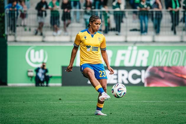 Google Pixel Frauen-Bundesliga: VfL Wolfsburg vs. FC Carl Zeiss Jena, 14.09.25 Anna Margraf (FC Carl Zeiss Jena, 18) am Ball; Fußball, Google Pixel Frauen-Bundesliga, 2. Spieltag: VfL Wolfsburg vs.FC Carl Zeiss Jena am 14.09.2025 im AOK-Stadion, Wolfsburg DFB DFL REGULATIONS PROHIBIT ANY USE OF PHOTOGRAPHS AS IMAGE SEQUENCES AND OR QUASI-VIDEO. Copyright: xBEAUTIFULxSPORTS Tonhäuserx