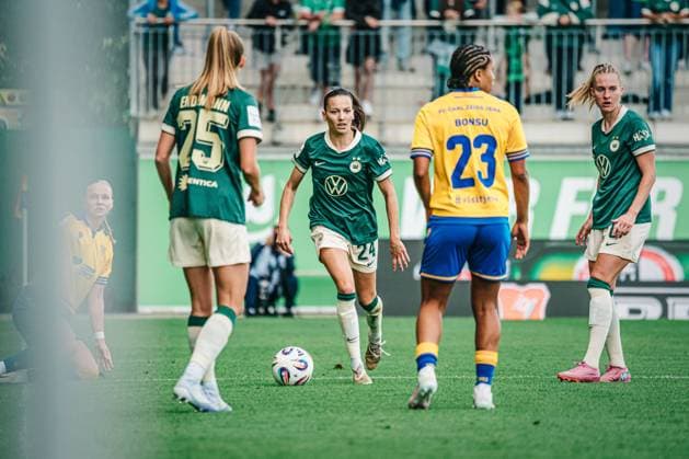 Google Pixel Frauen-Bundesliga: VfL Wolfsburg vs. FC Carl Zeiss Jena, 14.09.25 Joelle Wedemeyer (VfL Wolfsburg, 24) am Ball; Fußball, Google Pixel Frauen-Bundesliga, 2. Spieltag: VfL Wolfsburg vs.FC Carl Zeiss Jena am 14.09.2025 im AOK-Stadion, Wolfsburg DFB DFL REGULATIONS PROHIBIT ANY USE OF PHOTOGRAPHS AS IMAGE SEQUENCES AND OR QUASI-VIDEO. Copyright: xBEAUTIFULxSPORTS Tonhäuserx