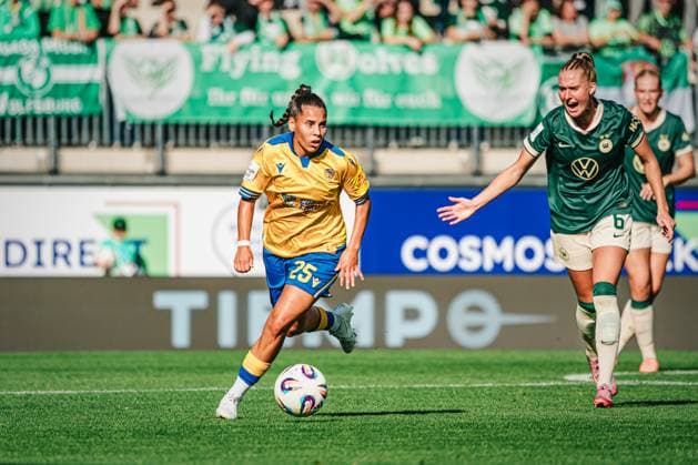 Google Pixel Frauen-Bundesliga: VfL Wolfsburg vs. FC Carl Zeiss Jena, 14.09.25 Noemi Gentile (FC Carl Zeiss Jena, 25) am Ball; Fußball, Google Pixel Frauen-Bundesliga, 2. Spieltag: VfL Wolfsburg vs.FC Carl Zeiss Jena am 14.09.2025 im AOK-Stadion, Wolfsburg DFB DFL REGULATIONS PROHIBIT ANY USE OF PHOTOGRAPHS AS IMAGE SEQUENCES AND OR QUASI-VIDEO. Copyright: xBEAUTIFULxSPORTS Tonhäuserx