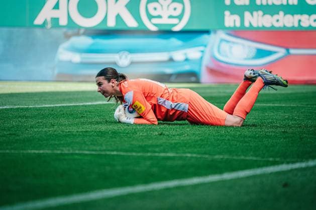 Google Pixel Frauen-Bundesliga: VfL Wolfsburg vs. FC Carl Zeiss Jena, 14.09.25 Jasmin Janning (FC Carl Zeiss Jena, 1); Fußball, Google Pixel Frauen-Bundesliga, 2. Spieltag: VfL Wolfsburg vs.FC Carl Zeiss Jena am 14.09.2025 im AOK-Stadion, Wolfsburg DFB DFL REGULATIONS PROHIBIT ANY USE OF PHOTOGRAPHS AS IMAGE SEQUENCES AND OR QUASI-VIDEO. Copyright: xBEAUTIFULxSPORTS Tonhäuserx
