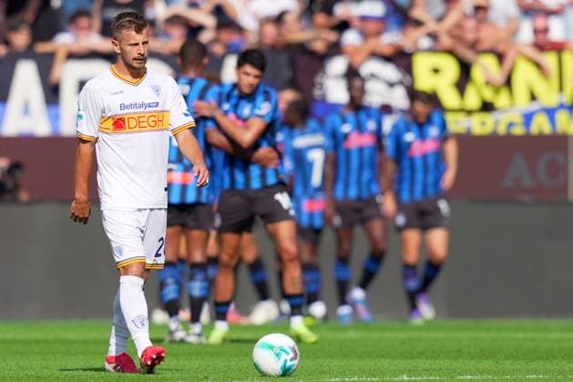 LecceÕs Ylber Ramadani (Atalanta s Charles De Ketelaere celebrates after scoring 2-0 ) during the Serie A soccer match between Atalanta and Lecce at the New Balance Stadium in Bergamo , north Italy - Sunday, September 14 , 2025. - Soccer .  Copyright: xSpada LaPressex