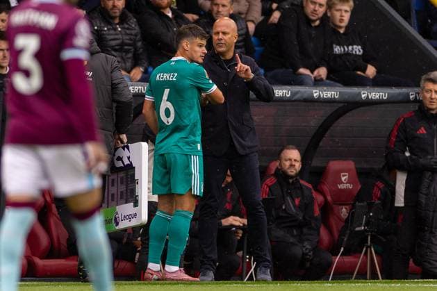 Football - FA Premier League - Burnley FC v Liverpool FC BURNLEY, ENGLAND - Sunday, September 14, 2025: Liverpool s head coach Arne Slot tells Milos Kerkez why he has been substituted off during the FA Premier League match between Burnley FC and Liverpool FC at Turf Moor. (Photo by David Rawcliffe Propaganda)  Copyright: xDavidxRawcliffex P2025-09-14-Burnley_Liverpool-74