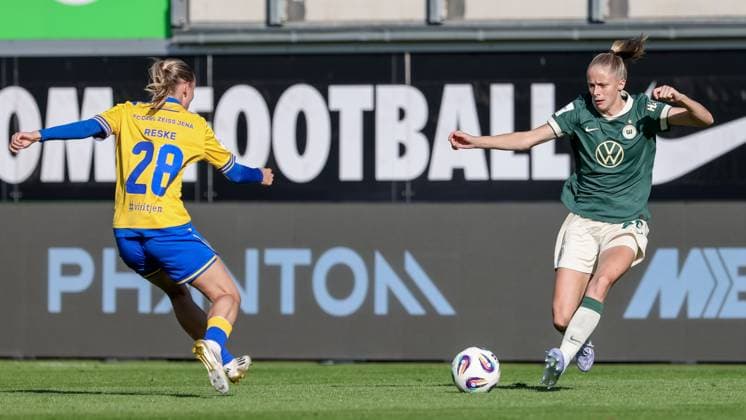 v.li.: Emily Reske (FC Carl Zeiss Jena, 28) und Vivien Endemann (VfL Wolfsburg, 25) im Zweikampf, Duell, Dynamik, Aktion, Action, Spielszene, DIE DFB-RICHTLINIEN UNTERSAGEN JEGLICHE NUTZUNG VON FOTOS ALS SEQUENZBILDER UND ODER VIDEOÄHNLICHE FOTOSTRECKEN. DFB REGULATIONS PROHIBIT ANY USE OF PHOTOGRAPHS AS IMAGE SEQUENCES AND OR QUASI-VIDEO., 14.09.2025, Wolfsburg (Deutschland), Fussball, Google Pixel Frauen-Bundesliga, VfL Wolfsburg - FC Carl Zeiss Jena