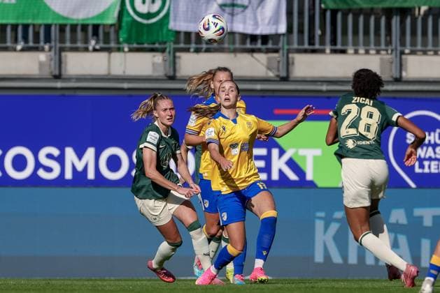v.li.: Janina Minge (VfL Wolfsburg, 6), Rieke Tietz (FC Carl Zeiss Jena, 17) und Cora Zicai (VfL Wolfsburg, 28) im Zweikampf, Duell, Dynamik, Aktion, Action, Spielszene, DIE DFB-RICHTLINIEN UNTERSAGEN JEGLICHE NUTZUNG VON FOTOS ALS SEQUENZBILDER UND ODER VIDEOÄHNLICHE FOTOSTRECKEN. DFB REGULATIONS PROHIBIT ANY USE OF PHOTOGRAPHS AS IMAGE SEQUENCES AND OR QUASI-VIDEO., 14.09.2025, Wolfsburg (Deutschland), Fussball, Google Pixel Frauen-Bundesliga, VfL Wolfsburg - FC Carl Zeiss Jena