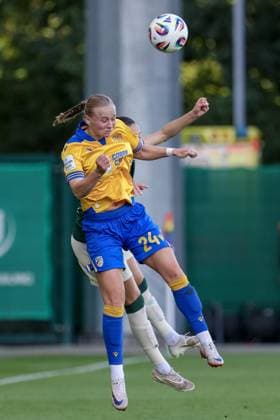 Isabella Jaron (FC Carl Zeiss Jena, 24) im Kopfballduell, Kopfball, Zweikampf, Action, Aktion, Spielszene, DIE DFB-RICHTLINIEN UNTERSAGEN JEGLICHE NUTZUNG VON FOTOS ALS SEQUENZBILDER UND ODER VIDEOÄHNLICHE FOTOSTRECKEN. DFB REGULATIONS PROHIBIT ANY USE OF PHOTOGRAPHS AS IMAGE SEQUENCES AND OR QUASI-VIDEO., 14.09.2025, Wolfsburg (Deutschland), Fussball, Google Pixel Frauen-Bundesliga, VfL Wolfsburg - FC Carl Zeiss Jena
