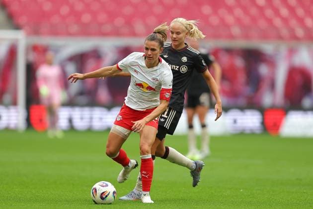 RB Leipzig - Bayern Muenchen 1. Bundesliga Frauen Leipzig, Red Bull Arena, 14.09.2025, Fußball, Frauen, Saison 2025 2026, Frauen-Bundesliga, 2. Spieltag , RB Leipzig - FC Bayern München 0:3 (0:2) , Im Bild v.l.: Sandra Starke (13, Leipzig) und Pernille Harder (21, Bayern) ,