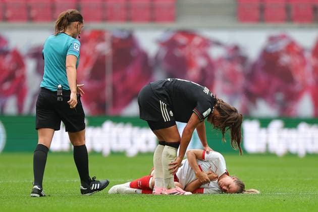 RB Leipzig - Bayern Muenchen 1. Bundesliga Frauen Leipzig, Red Bull Arena, 14.09.2025, Fußball, Frauen, Saison 2025 2026, Frauen-Bundesliga, 2. Spieltag , RB Leipzig - FC Bayern München 0:3 (0:1) , Im Bild: Sandra Starke (13, Leipzig) am Boden ,