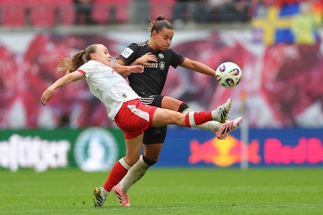 RB Leipzig - Bayern Muenchen 1. Bundesliga Frauen Leipzig, Red Bull Arena, 14.09.2025, Fußball, Frauen, Saison 2025 2026, Frauen-Bundesliga, 2. Spieltag , RB Leipzig - FC Bayern München 0:3 (0:1) , Im Bild v.l.: Lou-Ann Joly (6, RB Leipzig) und Lena Oberdorf (8, Bayern) ,