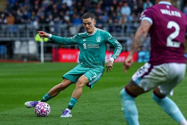 Premier League Burnley v Liverpool Florian Wirtz of Liverpool passes the ball during the Premier League match Burnley vs Liverpool at Turf Moor, Burnley, United Kingdom, 14th September 2025 (Photo by Jorge Horsted News Images) Burnley Turf Moor Lancashire United Kingdom Copyright: xJorgexHorsted NewsxImagesx